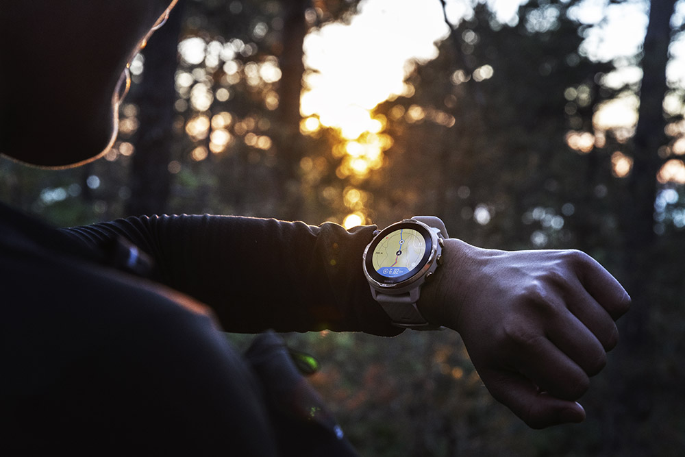 Suunto 7 has terrain maps available for offline use